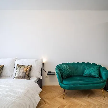 Stylish With Balcony شقة