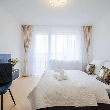 Διαμέρισμα Stylish With Balcony