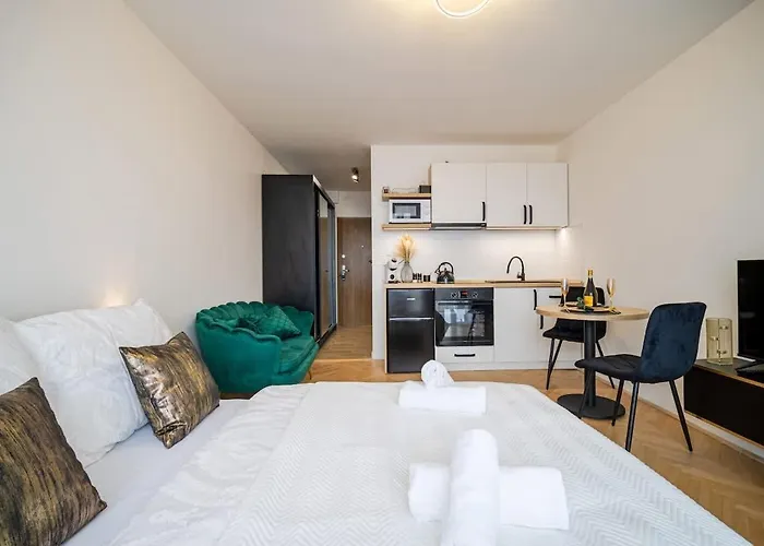 דירה Stylish With Balcony